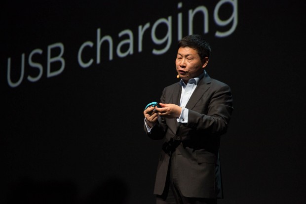 Huawei-Chef Richard Yu zeigt das Talkband. (Bild: Fabian Hamacher/Golem.de)